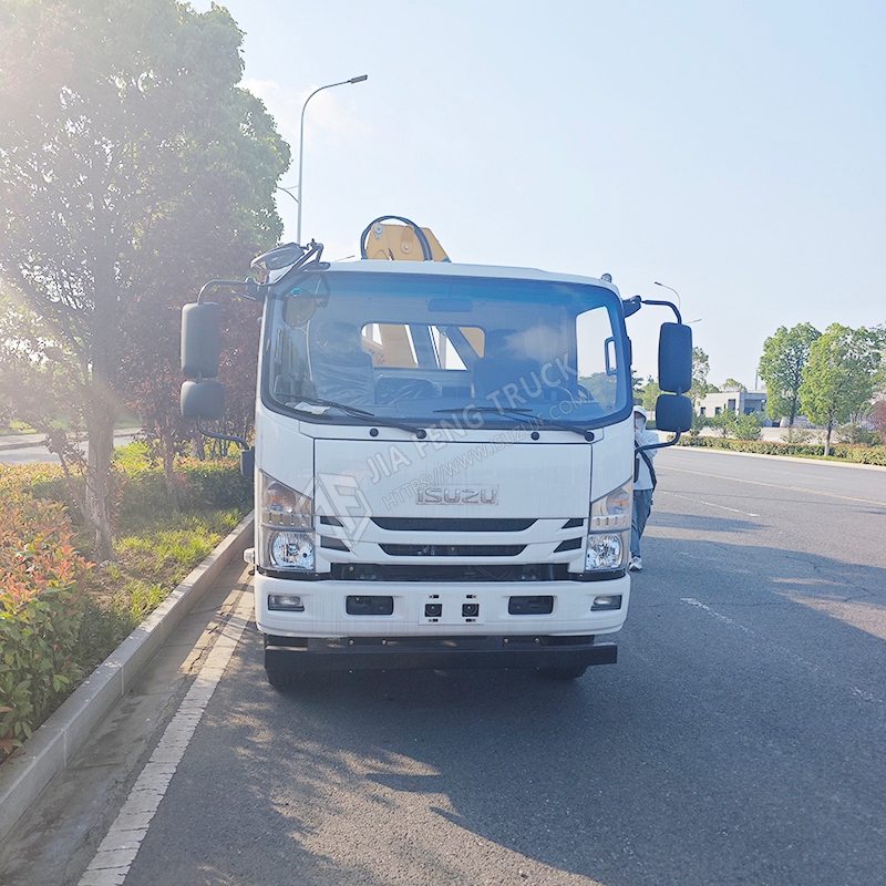 Isuzu 700P   4.2-ton truck-mounted crane with mechanical arm