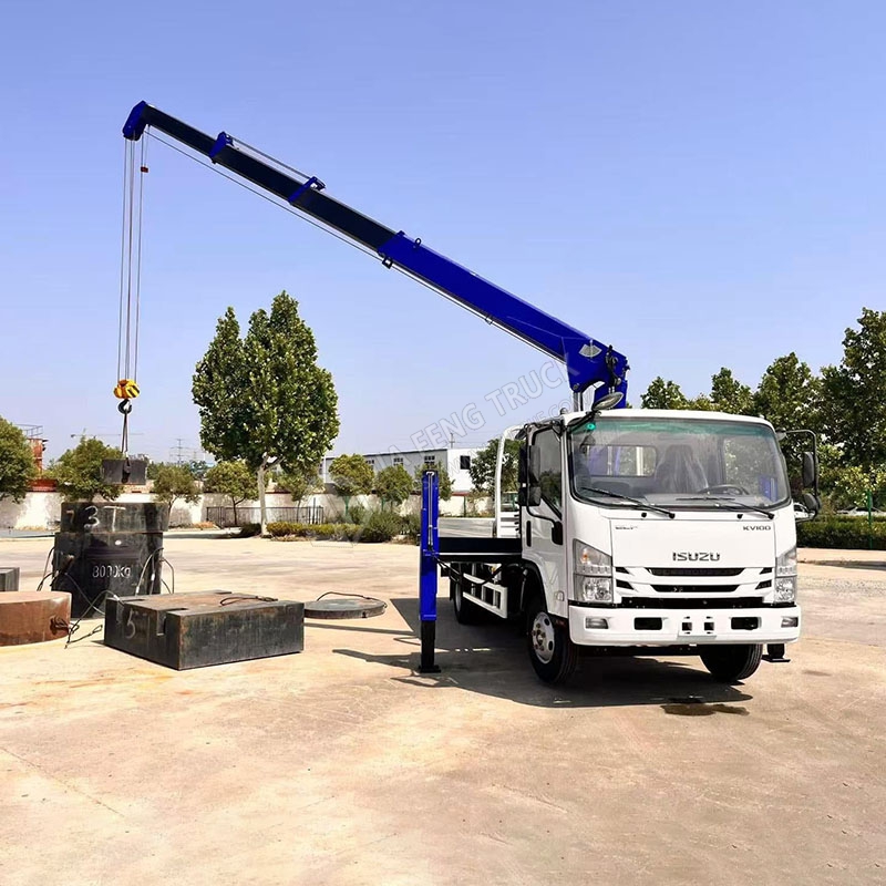 Isuzu KV100 with 3.2-ton 4-section boom crane