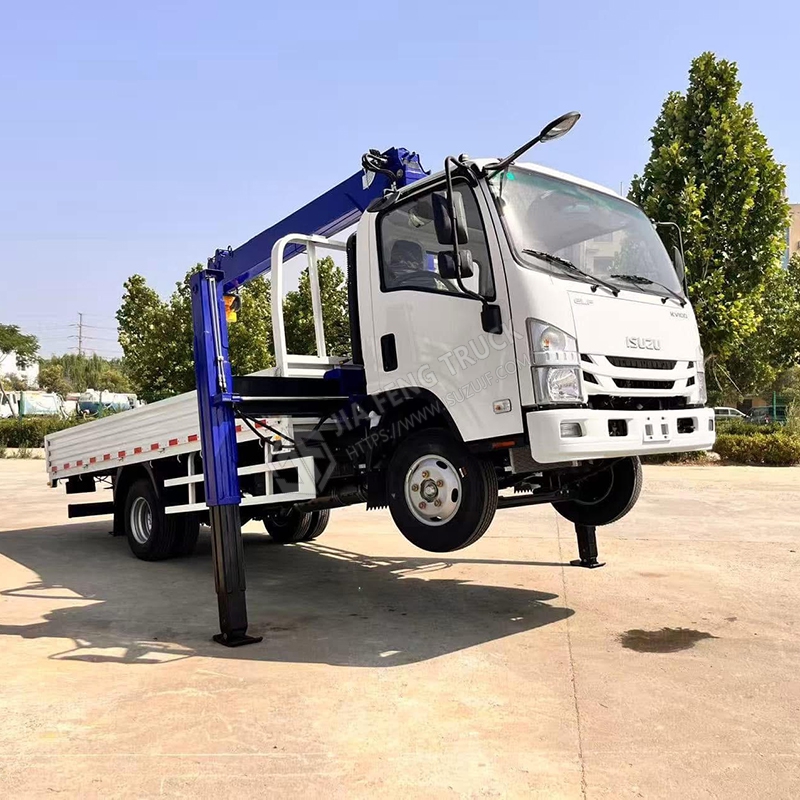 Isuzu KV100 with 3.2-ton 4-section boom crane