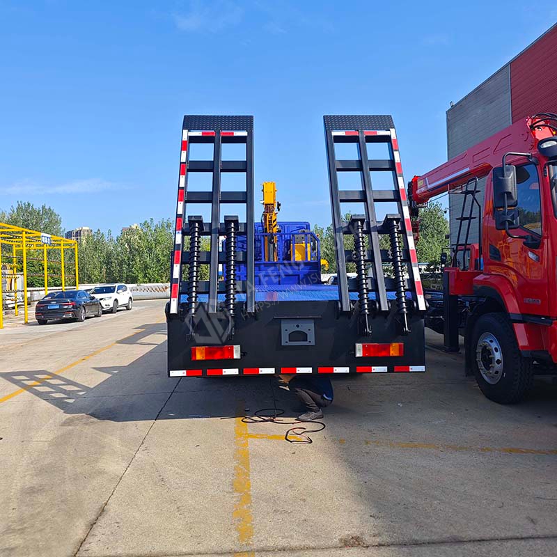 Isuzu 6x4 XCMG 5-ton 3-section boom flatbed truck with crane