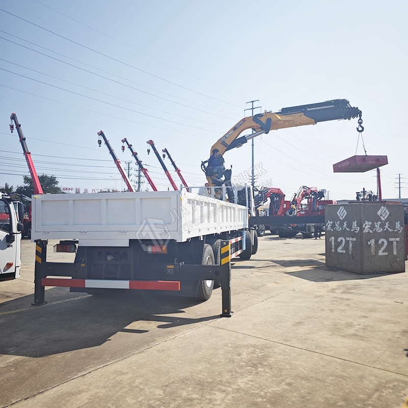 Isuzu 8x4 XCMG 28-ton Mechanical Arm Truck-Mounted Crane