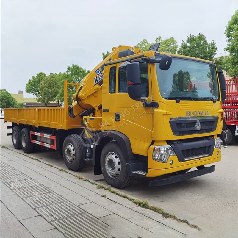 8x4 Sinotruk Howo 10-ton mechanical arm crane