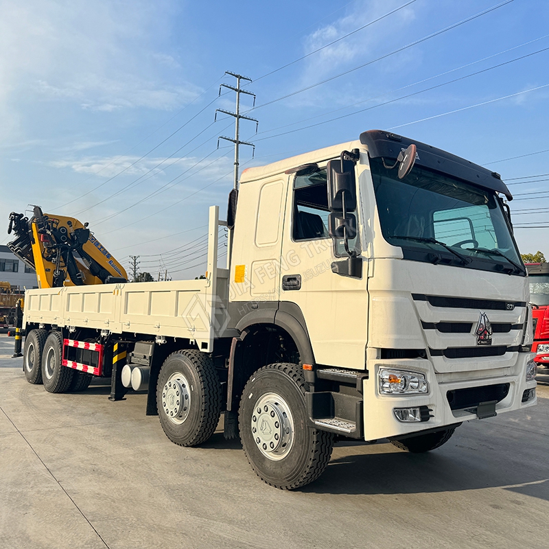 Sinotruk HOWO 8x4 XCMG 33-ton Mechanical Arm Tail-mounted Crane