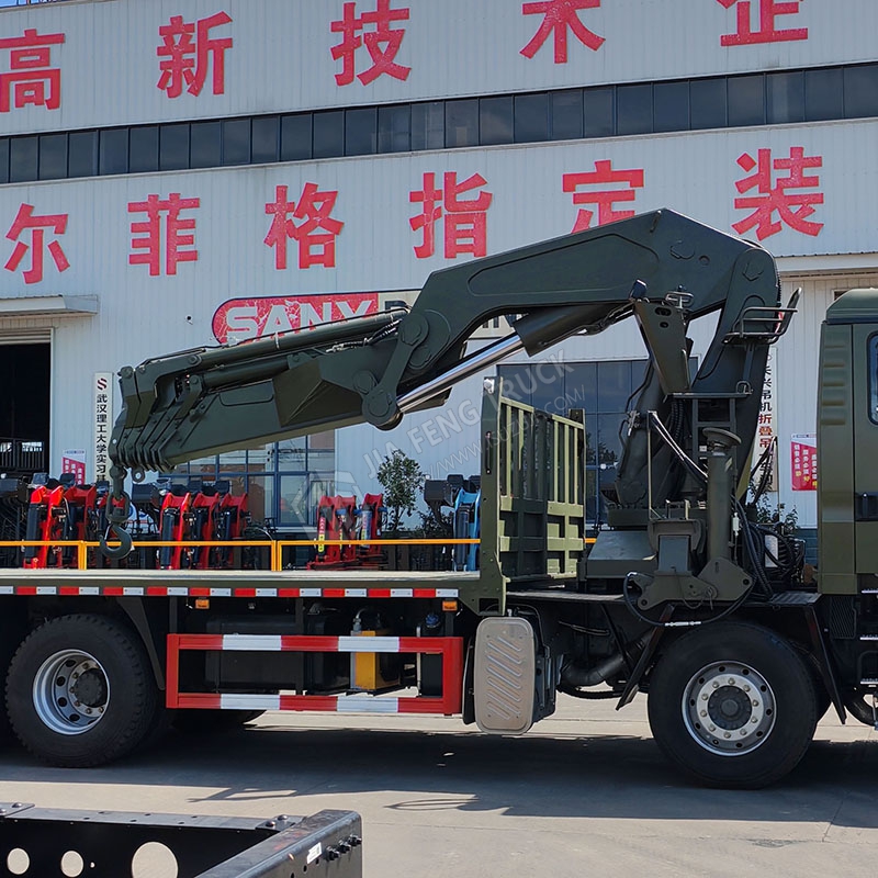 Sinotruk 8x4  Two-row seating 16-ton mechanical arm