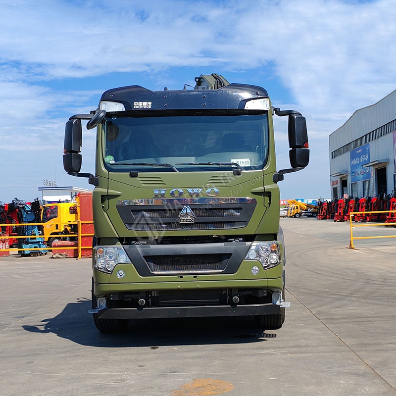 Sinotruk 8x4  Two-row seating 16-ton mechanical arm