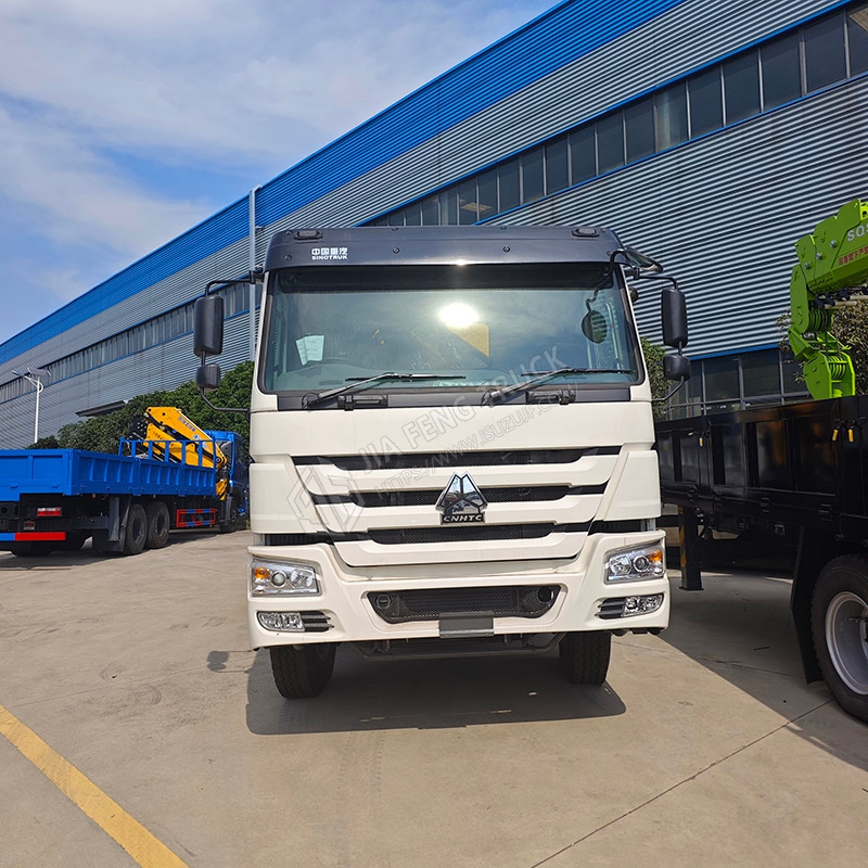 HOWO 8x4 with XCMG 28-ton mechanical arm crane