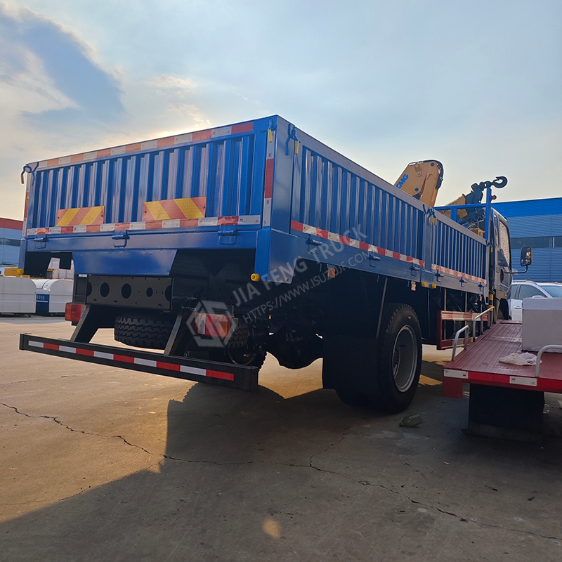 Sinotruk HOWO 4x2 XCMG 3.2-ton Mechanical Arm Crane