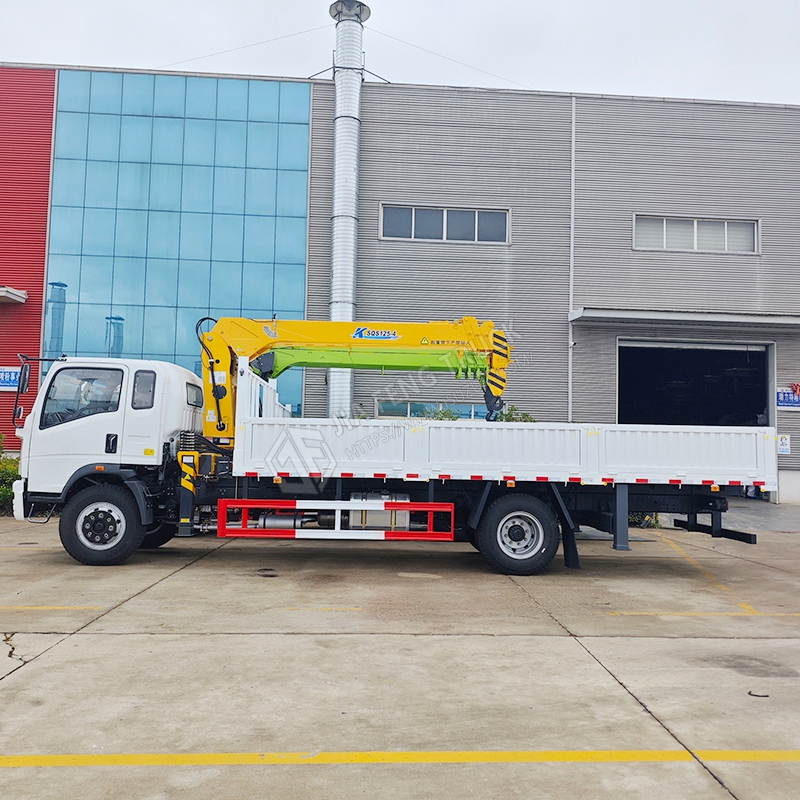 Sinotruk HOWO 4x2 XCMG 5-ton 4-section telescopic boom truck-mounted crane