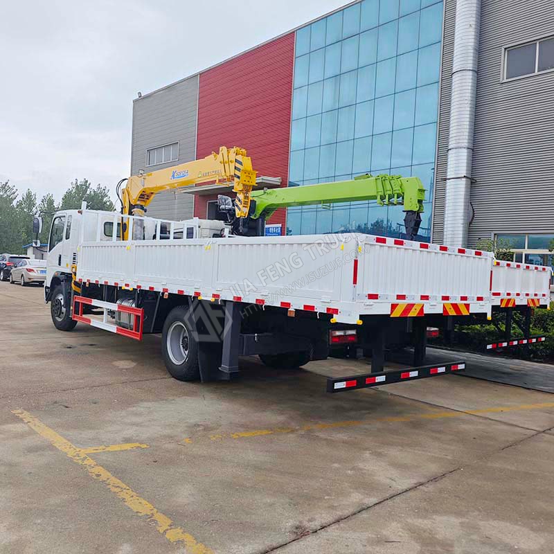 Sinotruk HOWO 4x2 XCMG 5-ton 4-section telescopic boom truck-mounted crane