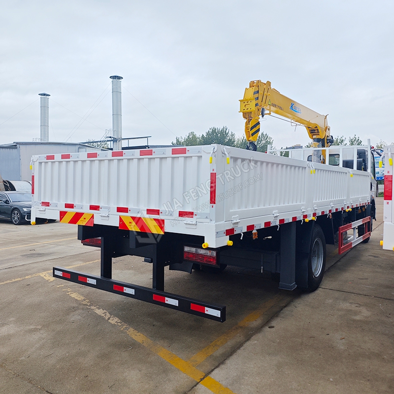 Sinotruk HOWO 4x2 XCMG 5-ton 4-section telescopic boom truck-mounted crane