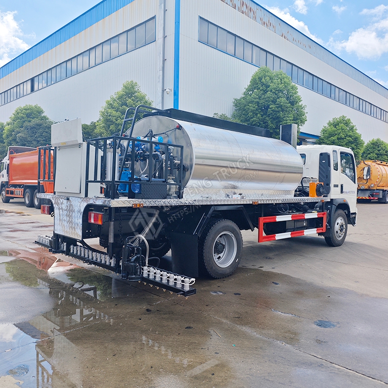 Sinotruk HOWO 6-cubic-meter road paving machinery