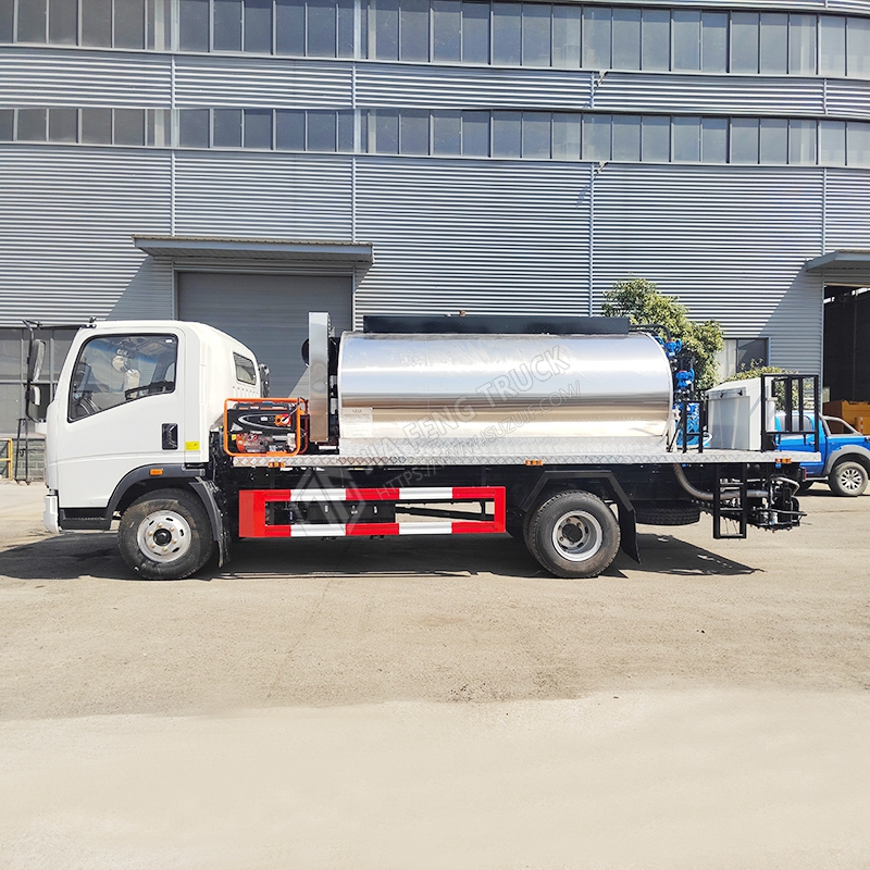 Sinotruk HOWO 4-cubic-meter asphalt spreader truck