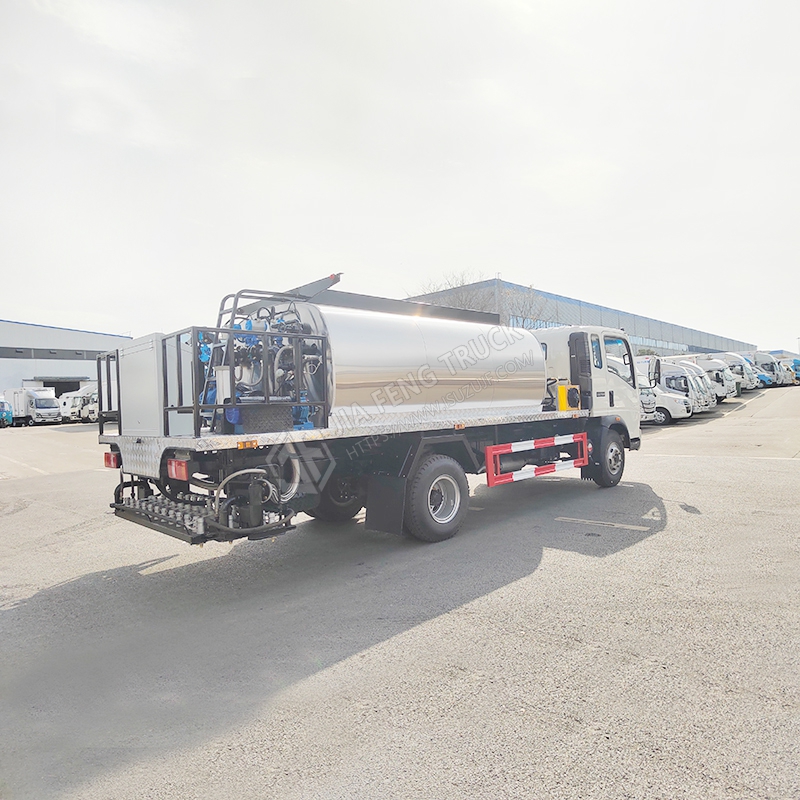Sinotruk HOWO 8-cubic-meter asphalt spreader truck