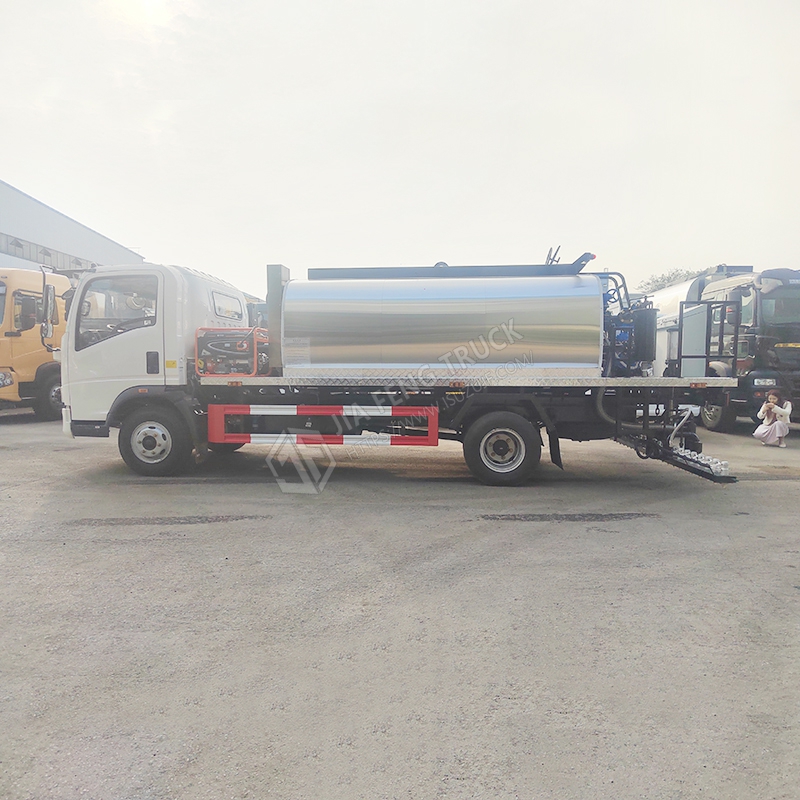 Sinotruk HOWO 8-cubic-meter asphalt spreader truck