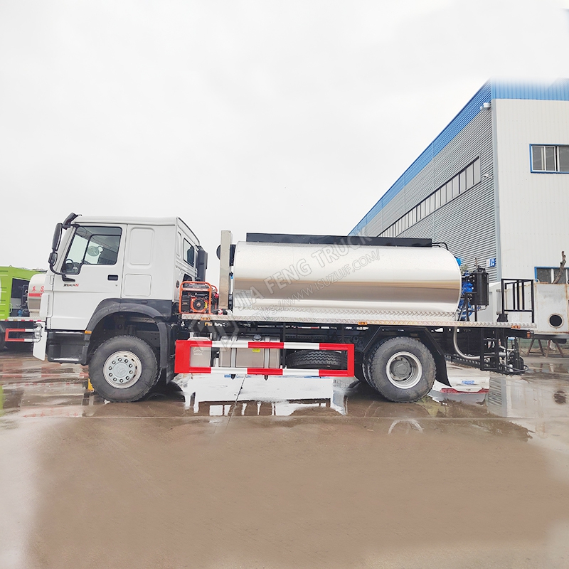 Sinotruk HOWO 12-cubic-meter asphalt spreader truck