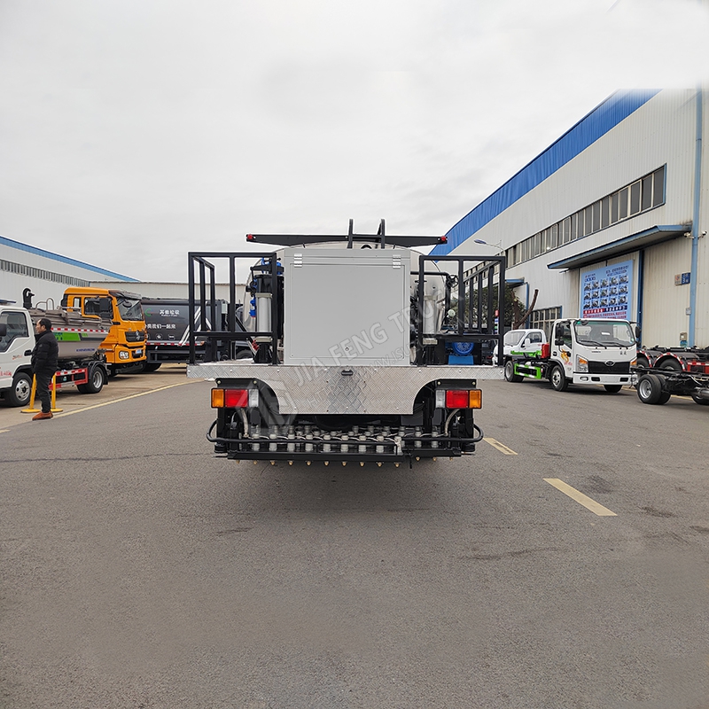 Isuzu 6-cubic-meter asphalt paver