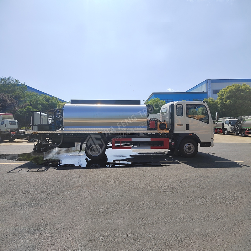 Sinotruk HOWO 6-cubic-meter asphalt spreader truck