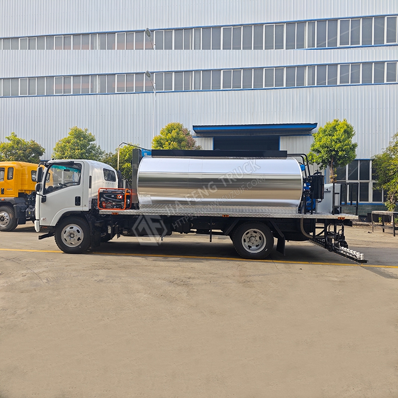 شاحنة ناشر الأسفلت Isuzu 8 متر مكعب