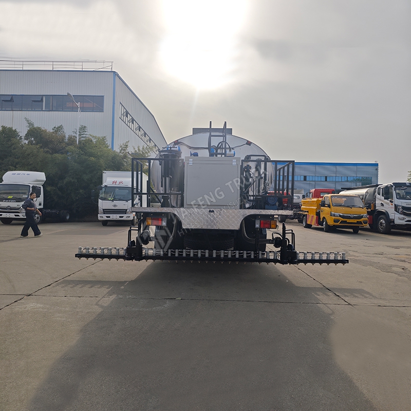 شاحنة ناشر الأسفلت Isuzu 8 متر مكعب
