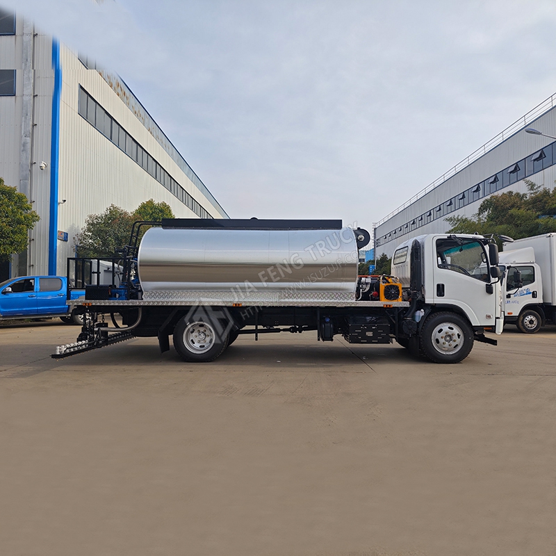 شاحنة ناشر الأسفلت Isuzu 8 متر مكعب