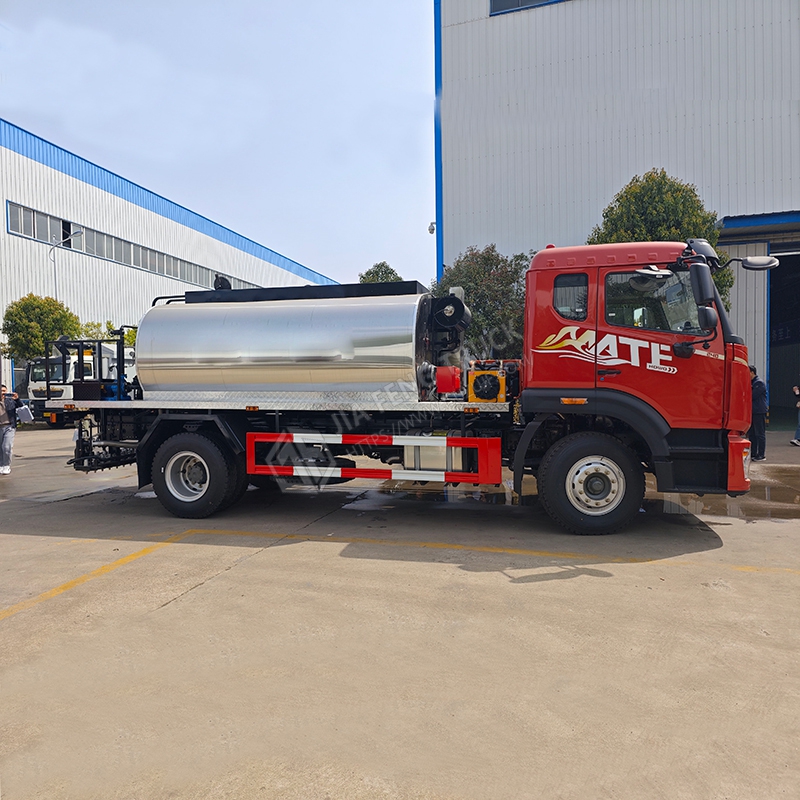 Sinotruk HOWO 12-cubic-meter asphalt spreader truck