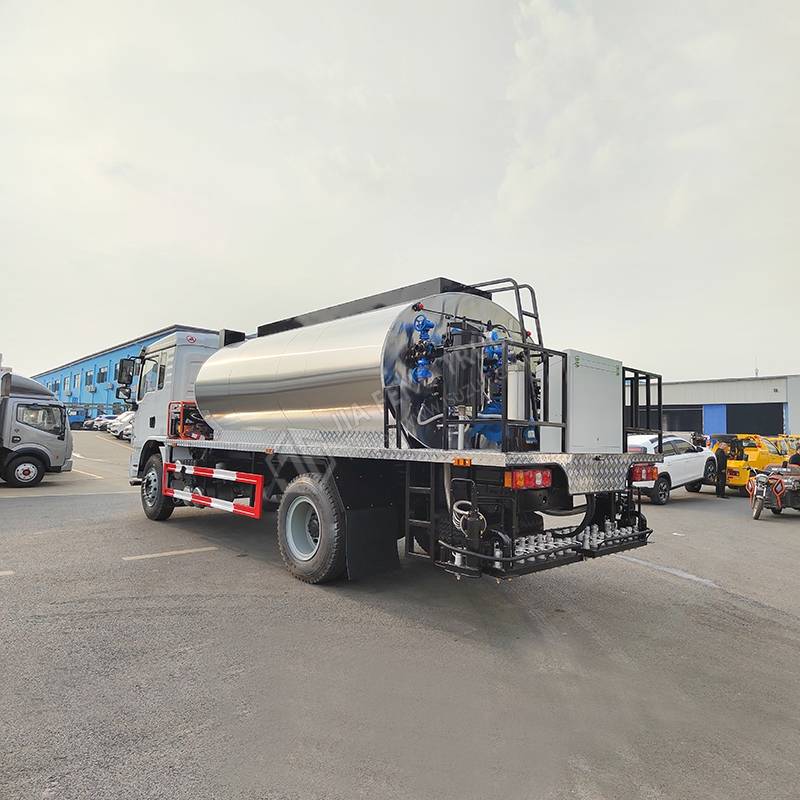 Shacman Automobile 12-cubic-meter asphalt spreader truck