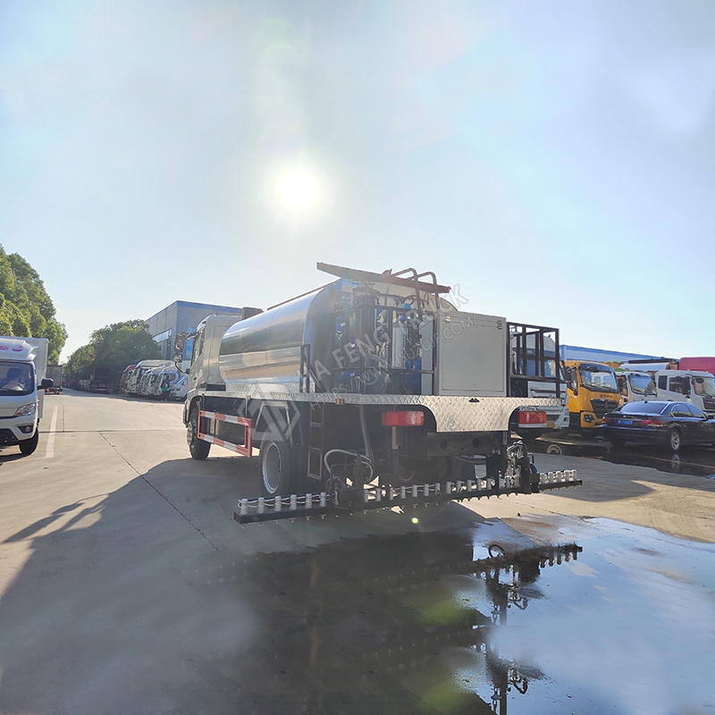 Dongfeng 12-cubic-meter asphalt spreader truck