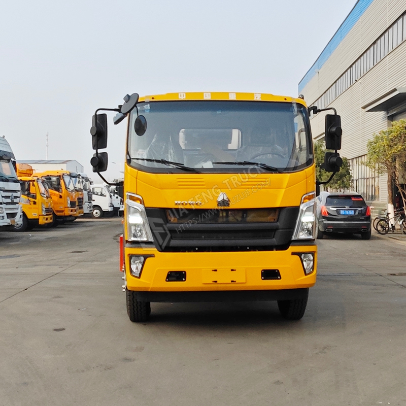 Sinotruk 8-cubic-meter asphalt spreader truck