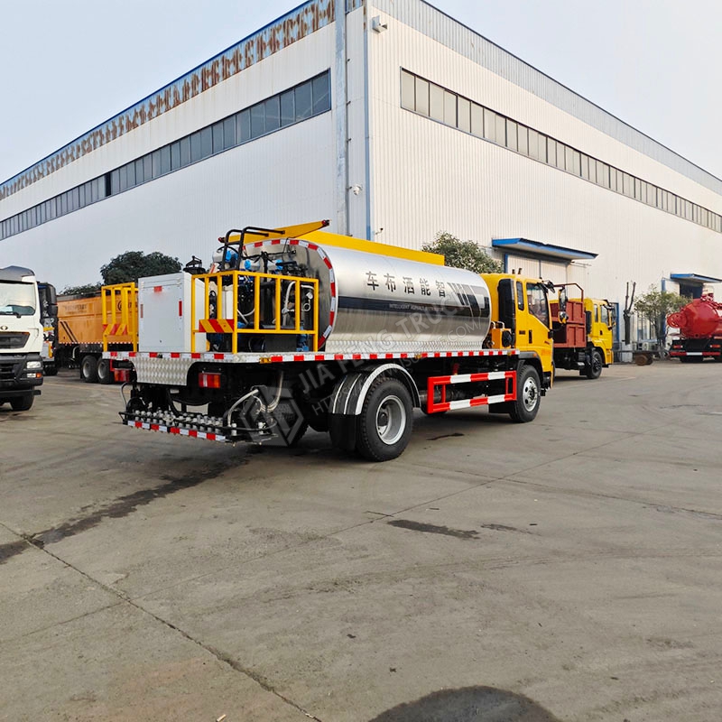 Sinotruk 8-cubic-meter asphalt spreader truck