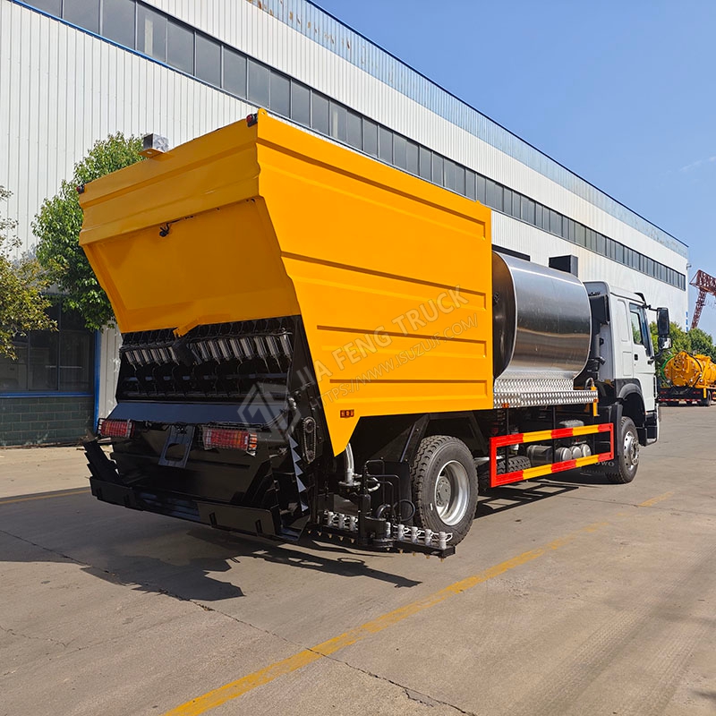 Sinotruk HOWO 4x2 Synchronized Stone Chip Seal Truck, Right-Hand Drive