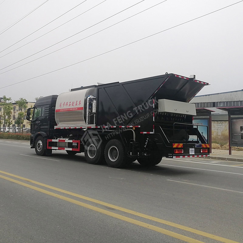 Sinotruk HOWO 6x4 Synchronized Stone Chip Sealing Truck