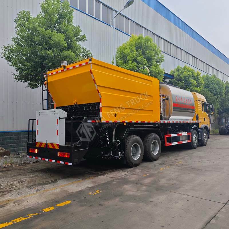 Sinotruk HOWO 8x4 Synchronized Stone Chip Seal Truck