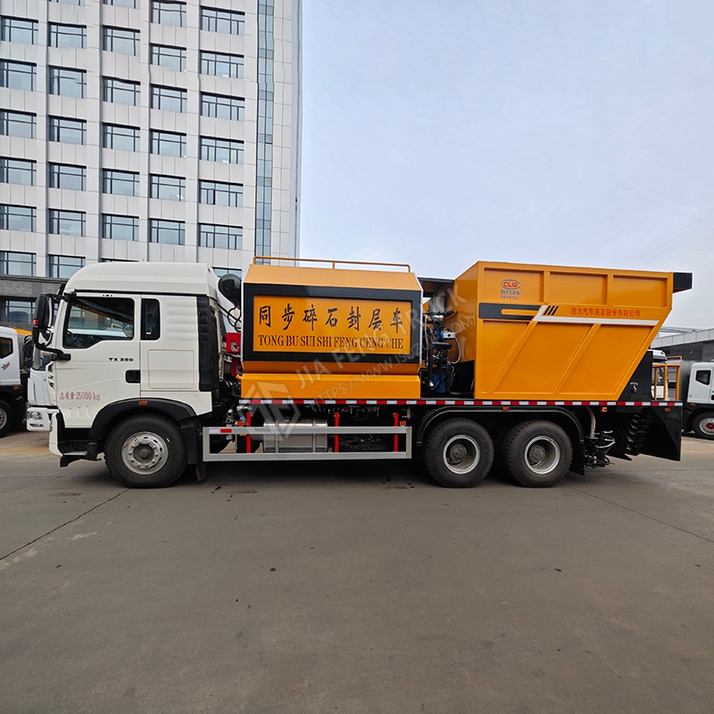 Sinotruk HOW6X4 Synchronous Stone Chip Sealing Machine