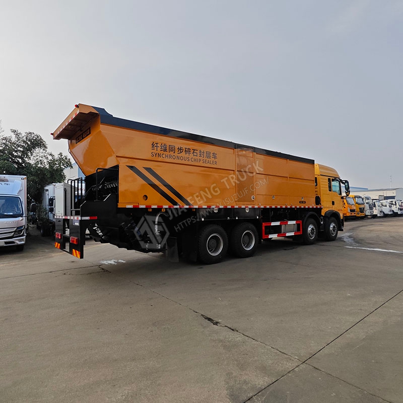 Sinotruk Howo 18-cubic-meter Synchronous Stone Chip Seal Machine