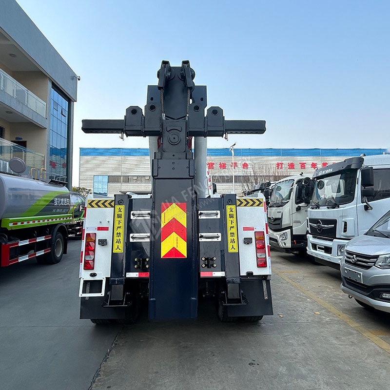 Sinotruk Howo 8x8 شاحنة الإنقاذ الثقيلة مع الرافعة