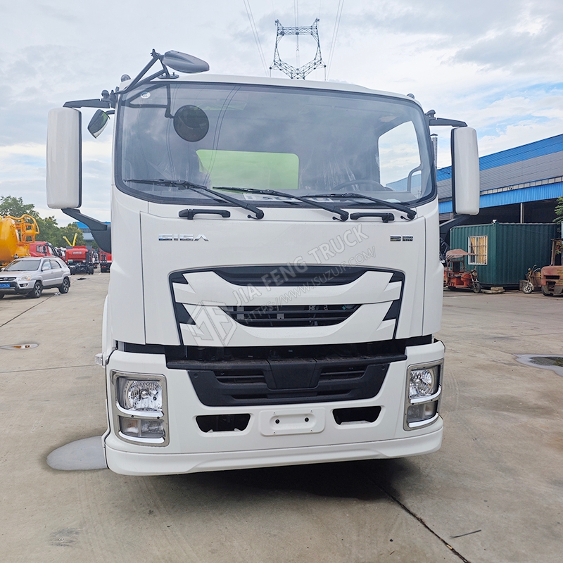 Cami&oacute;n De Vac&iacute;o Verde Isuzu GIGA