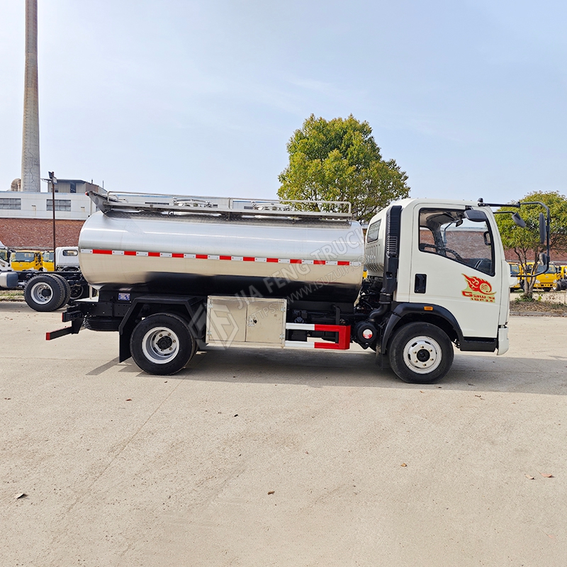شاحنة نقل الحليب الطازج Sinotruk HOWO 5 متر مكعب