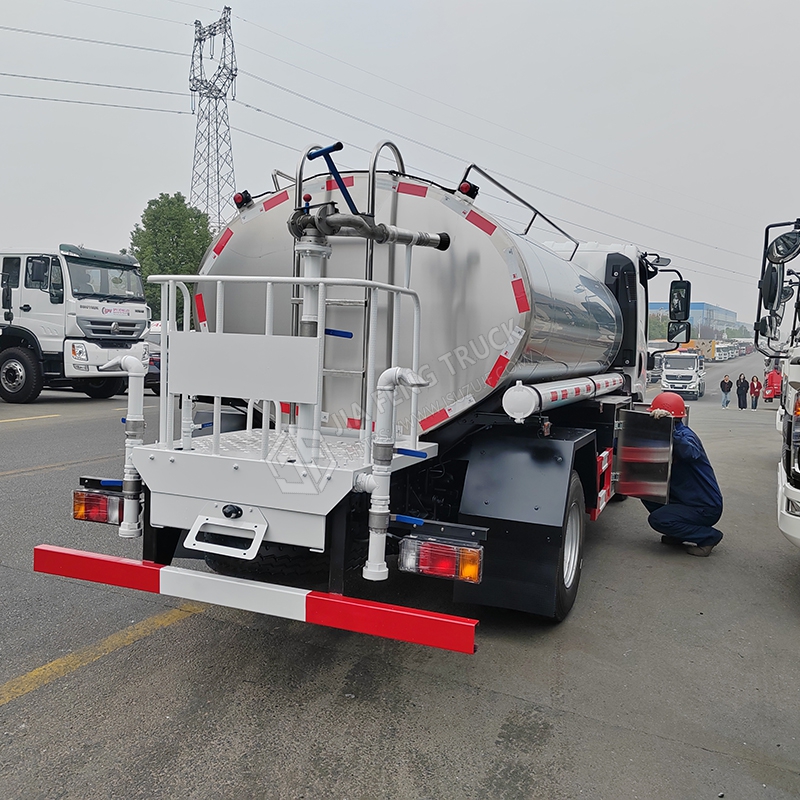 Isuzu 8-cubic-meter milk transport truck