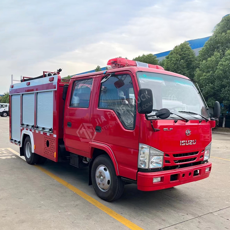 Isuzu 2-ton water tank fire truck