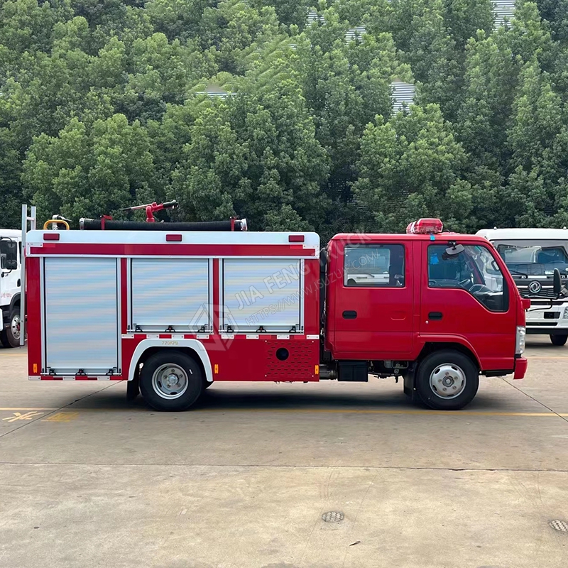 Isuzu 2-ton water tank fire truck