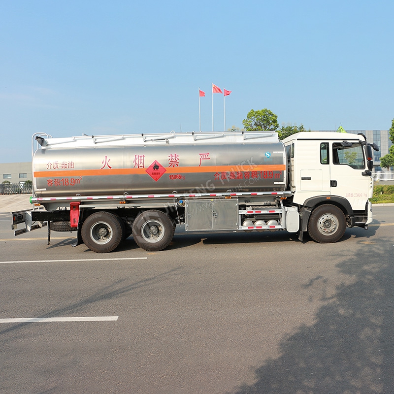 Sinotruk 17-Ton Aluminum Alloy Fuel Tank Truck