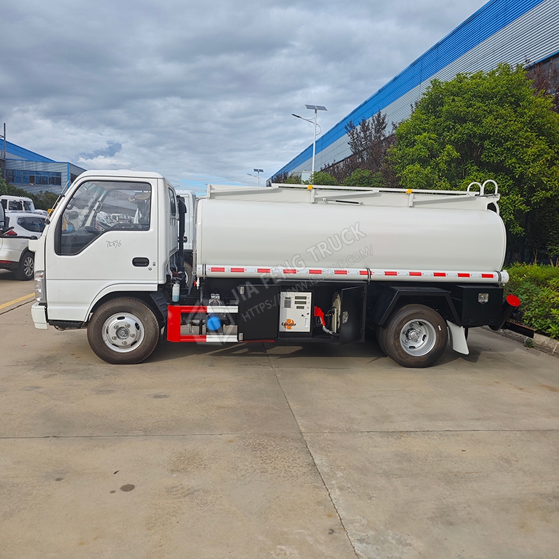 Isuzu 100P Oil Transport Truck