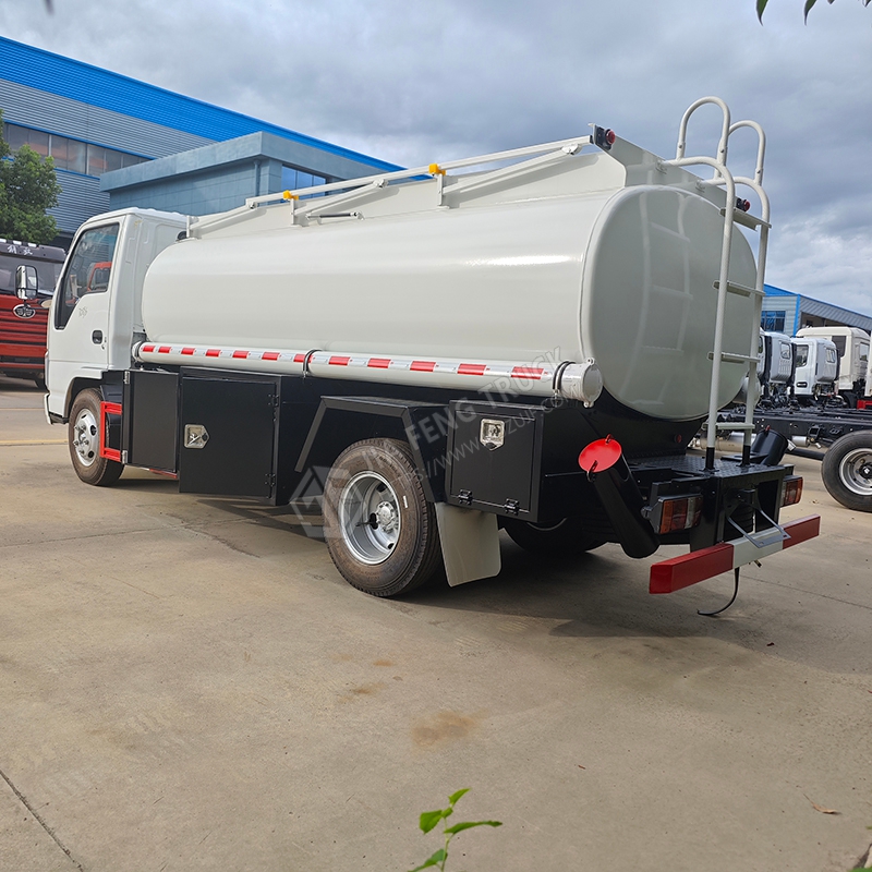 Isuzu 100P Oil Transport Truck