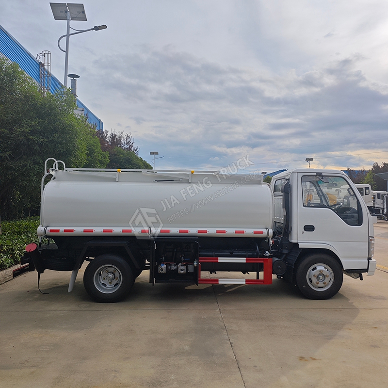 Isuzu 100P Oil Transport Truck